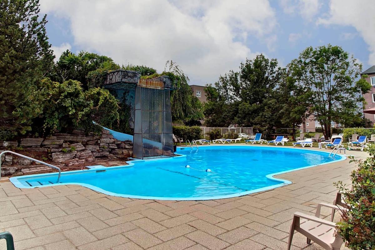 Piscine extérieure du complexe