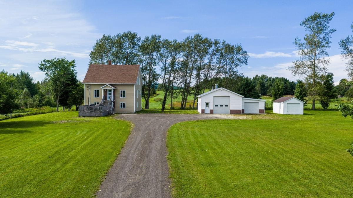 Vue aérienne de la propriété et de son vaste terrain