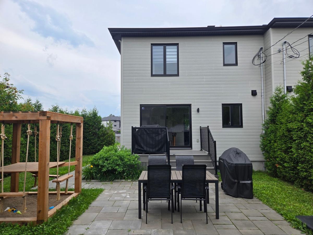Terrasse arrière entourée de verdure
