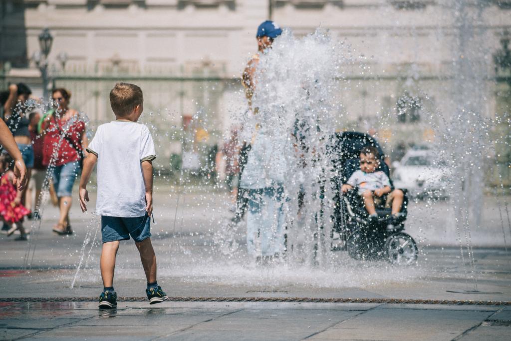 Enfants s'amusant dans un jet d'eau