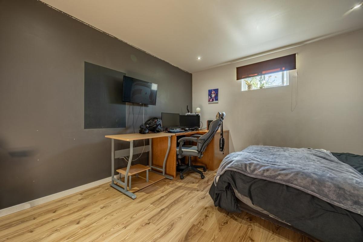 Chambre ou pièce polyvalente au sous-sol