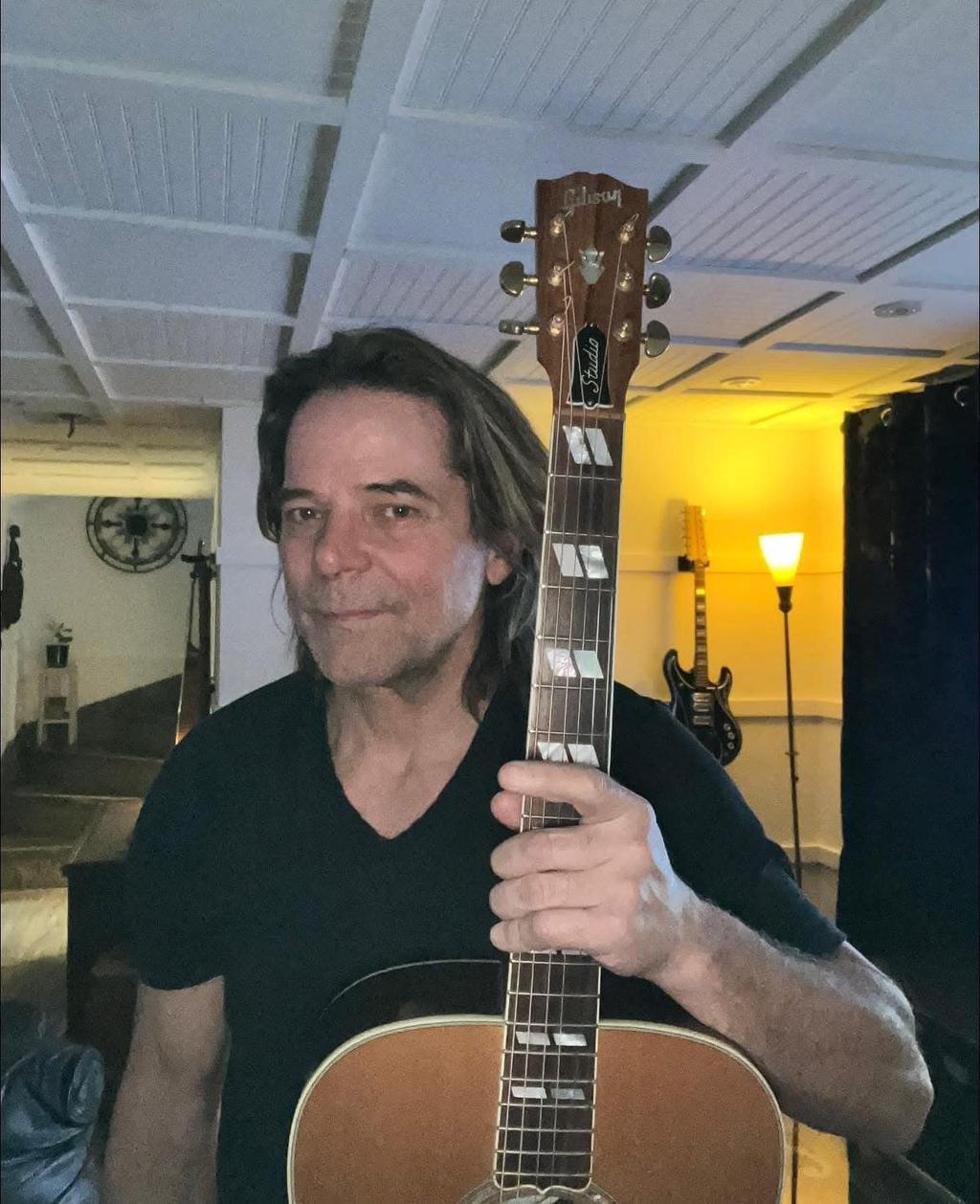 Rick Hughes avec sa guitare