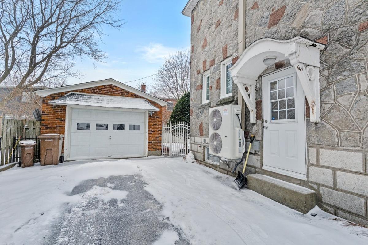 Garage avec espace de rangement