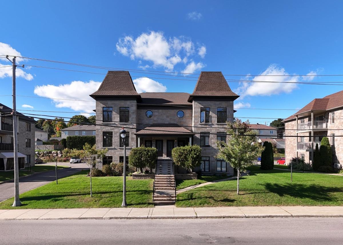 Façade du condo donnant sur le boulevard