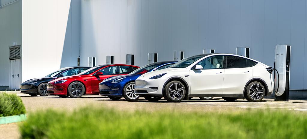 Véhicules Tesla en train de se recharger