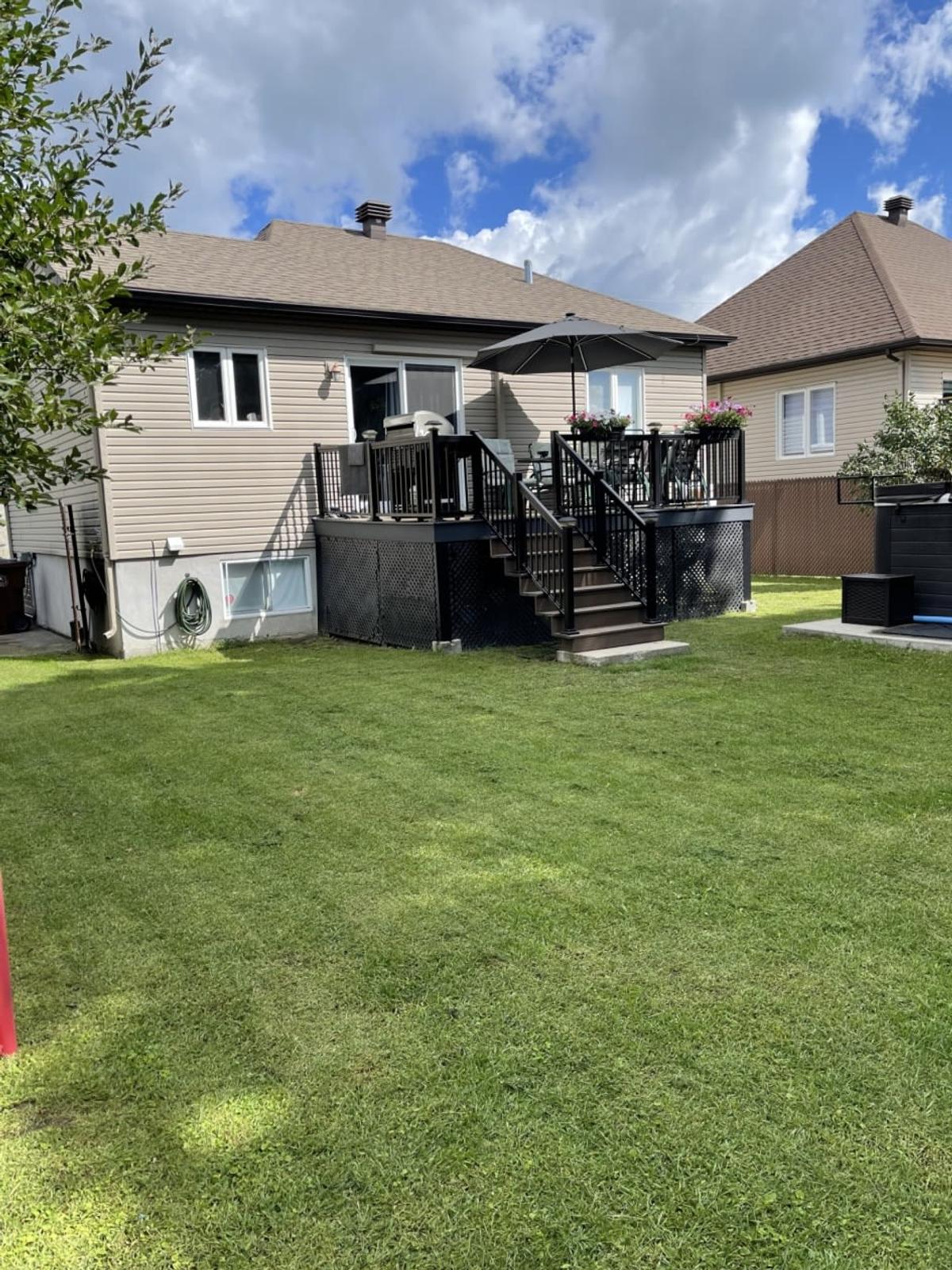Grande cour arrière avec patio et aménagements