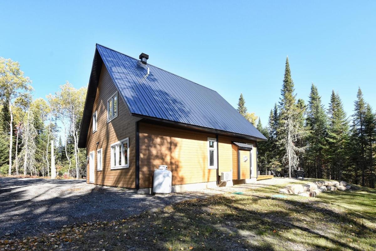 La propriété vue de loin dans son écrin de verdure