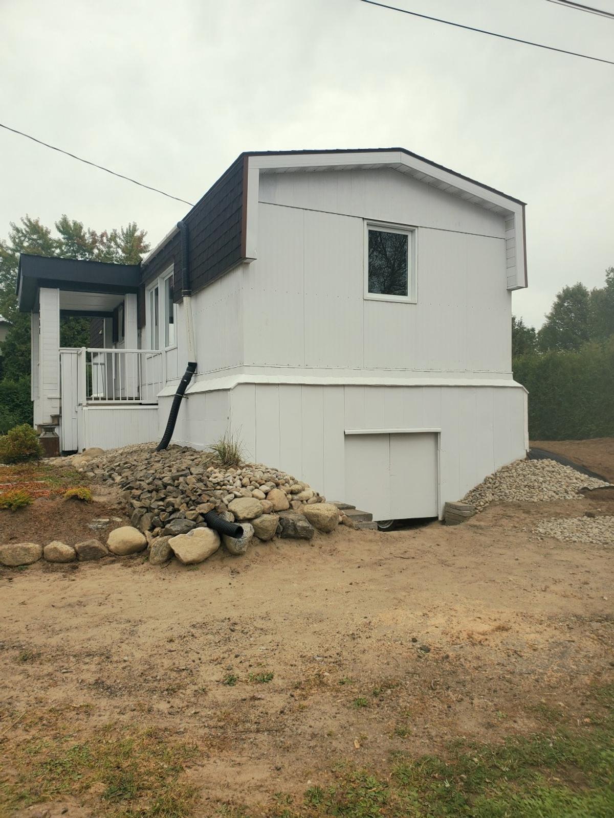 Vue extérieure de la propriété et de son terrain
