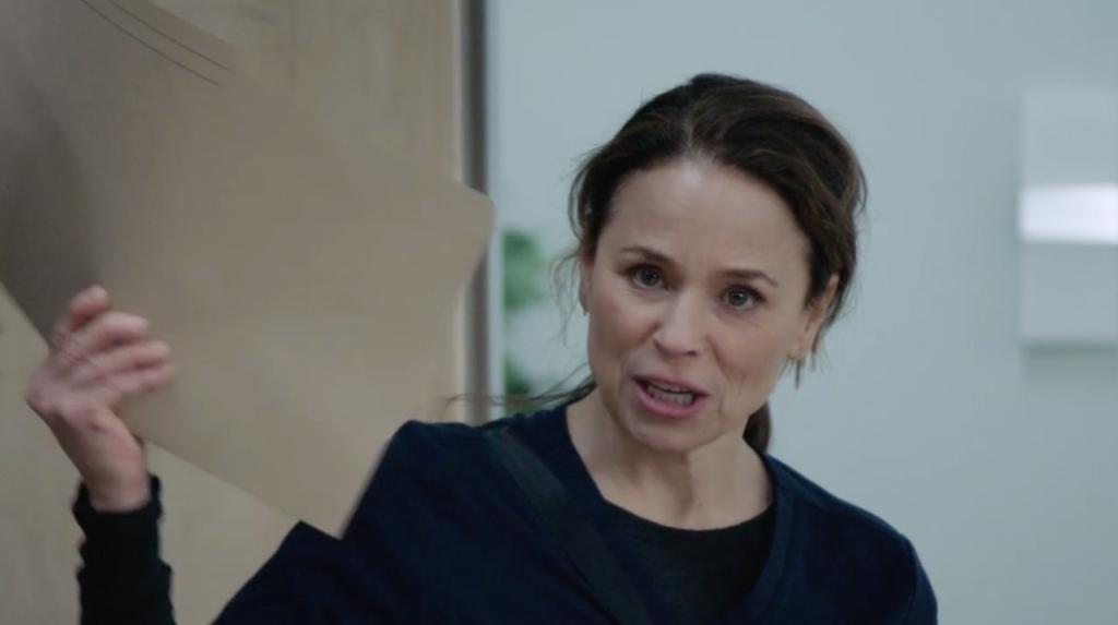 Suzanne Clément dans son rôle d'Emmanuelle St-Cyr dans STAT