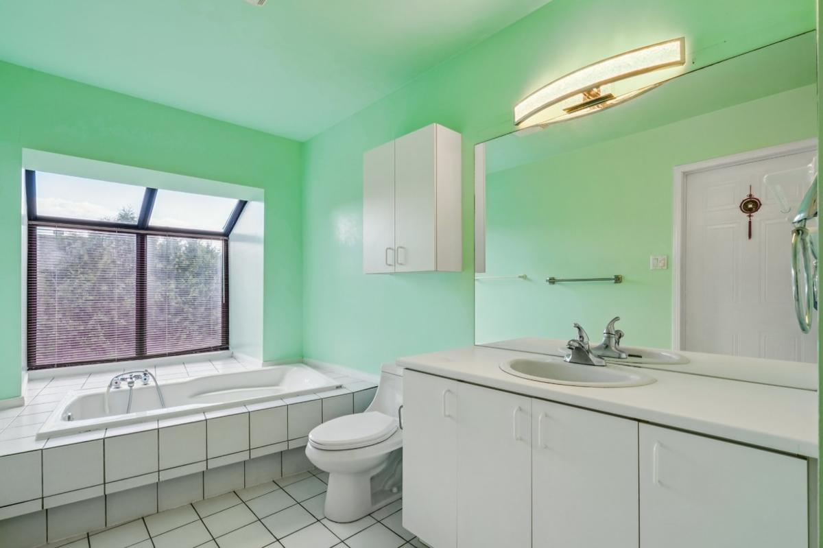 Salle de bain avec bain podium