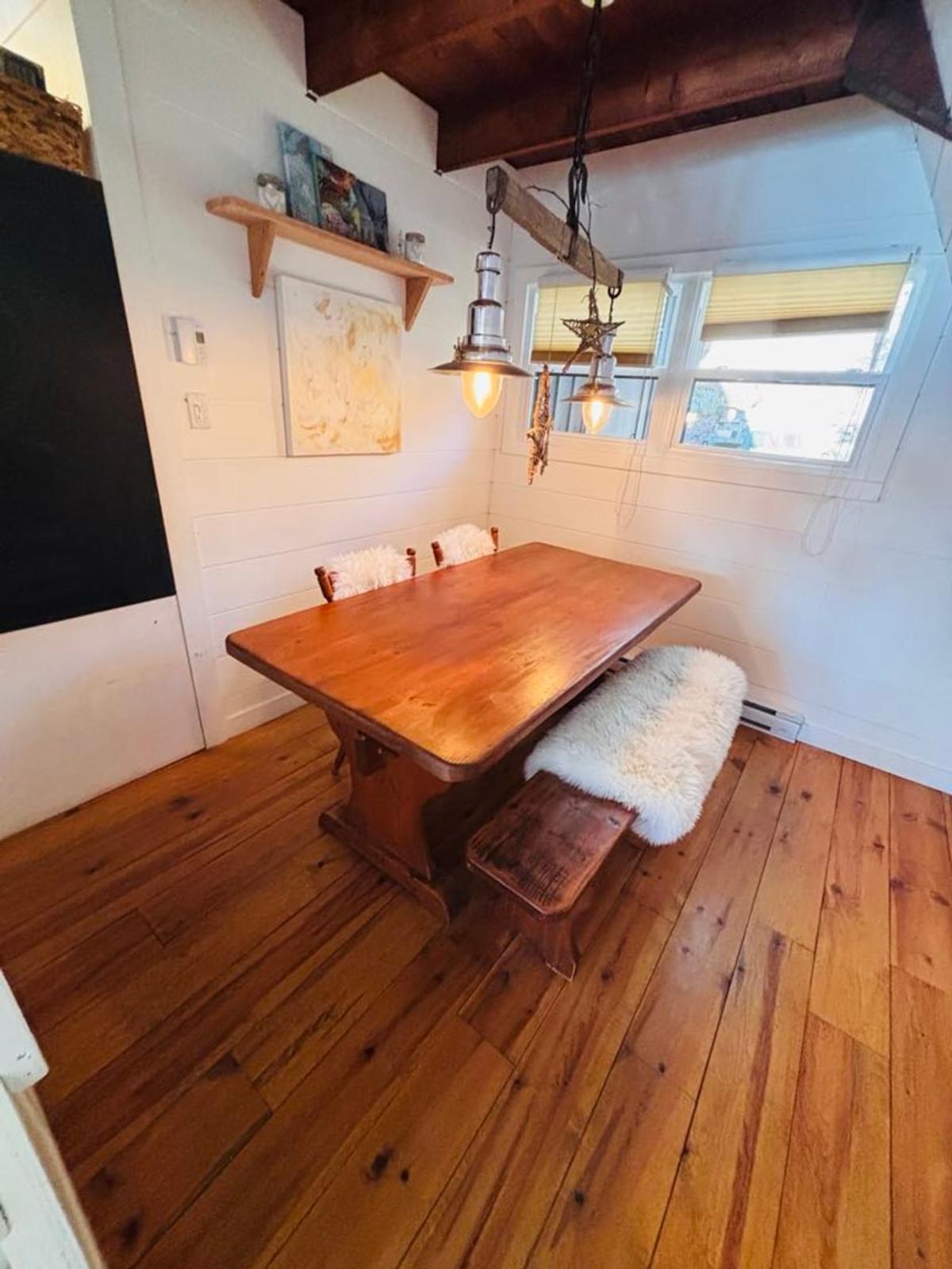 Intérieur chaleureux du chalet