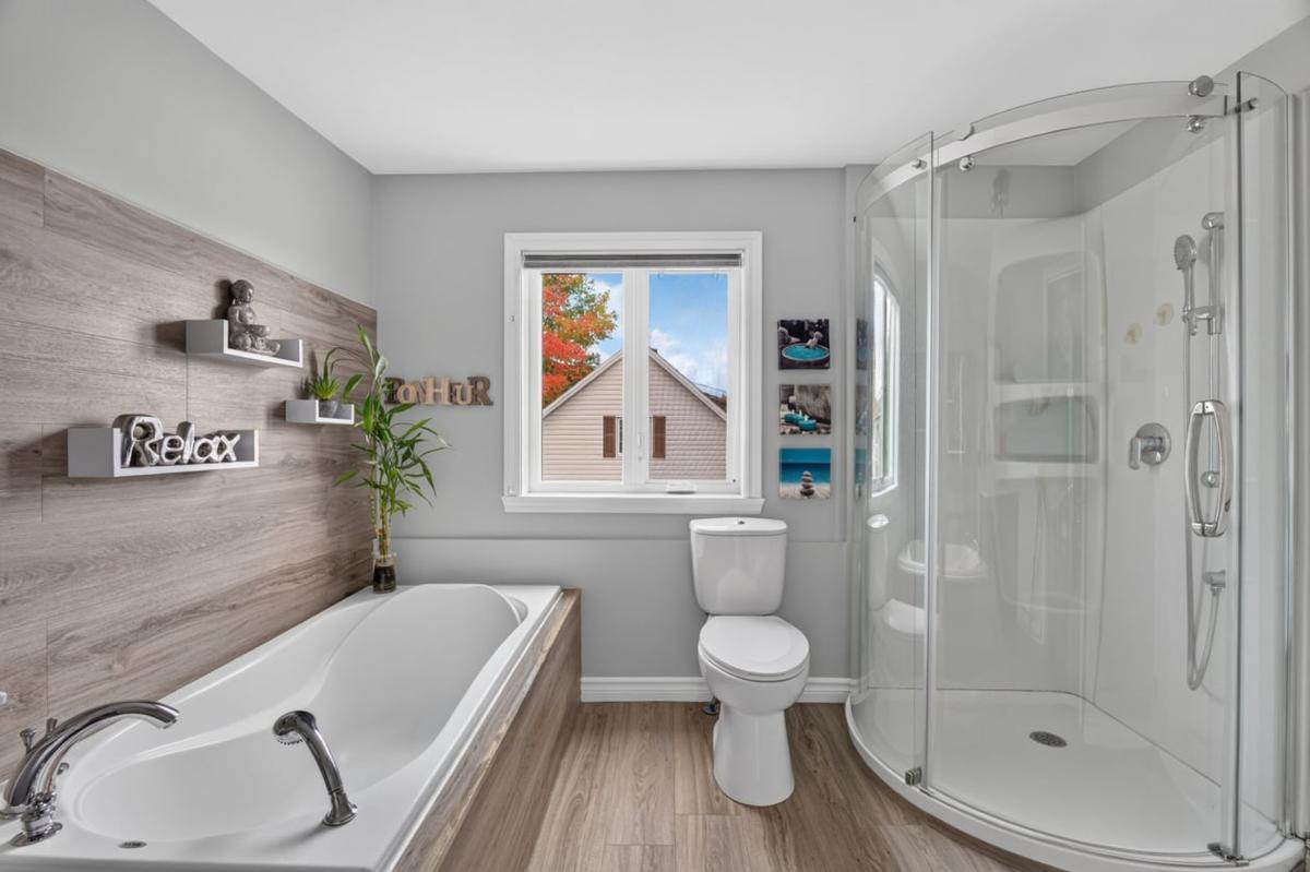 Salle de bain complète à l'étage