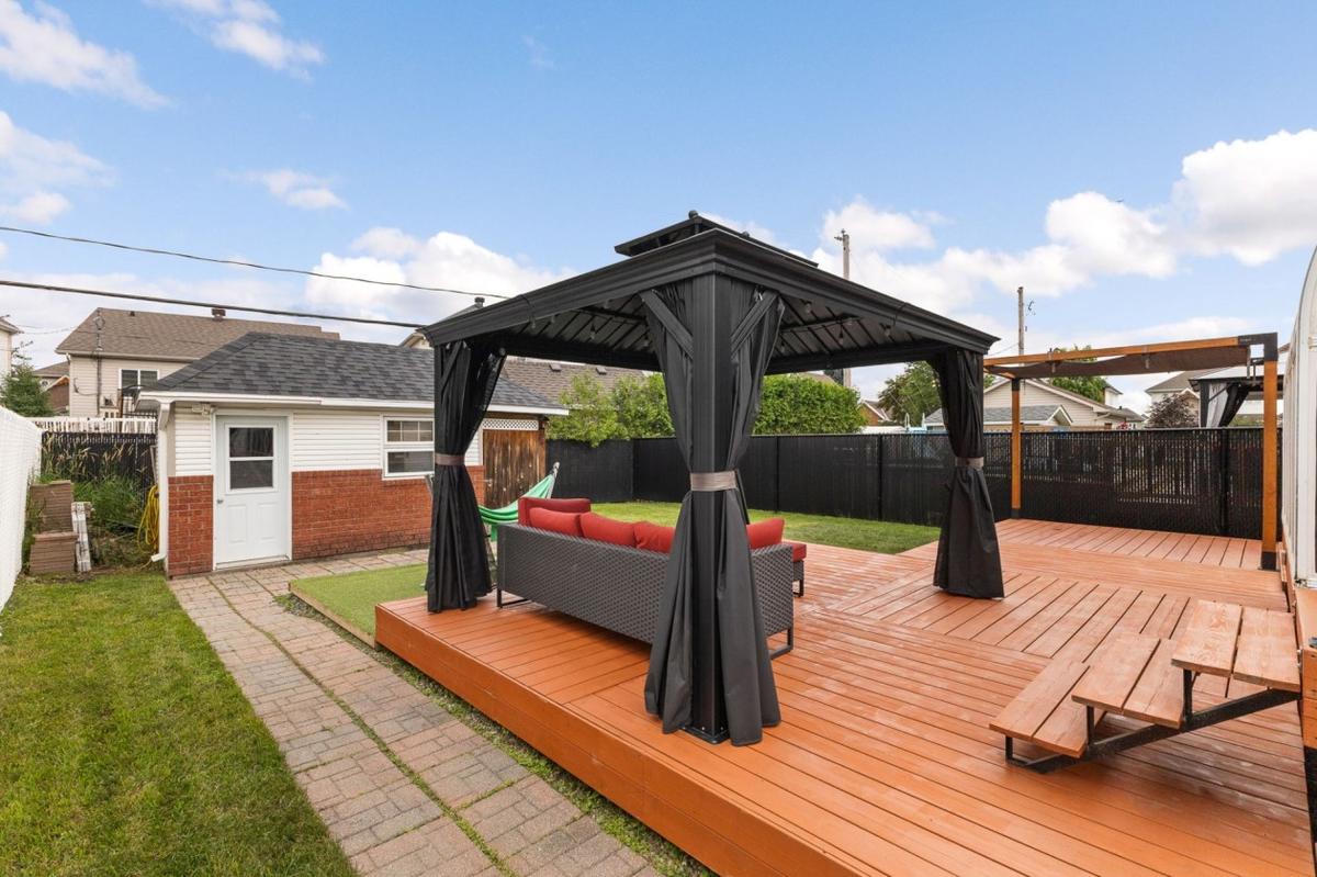 Vue de la terrasse et du gazebo