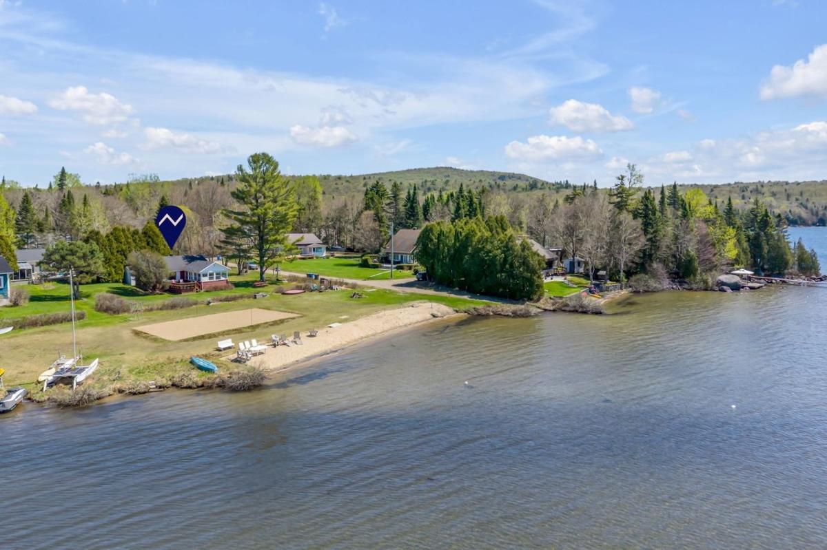 Vue du salon et de ses fenêtres donnant sur le lac