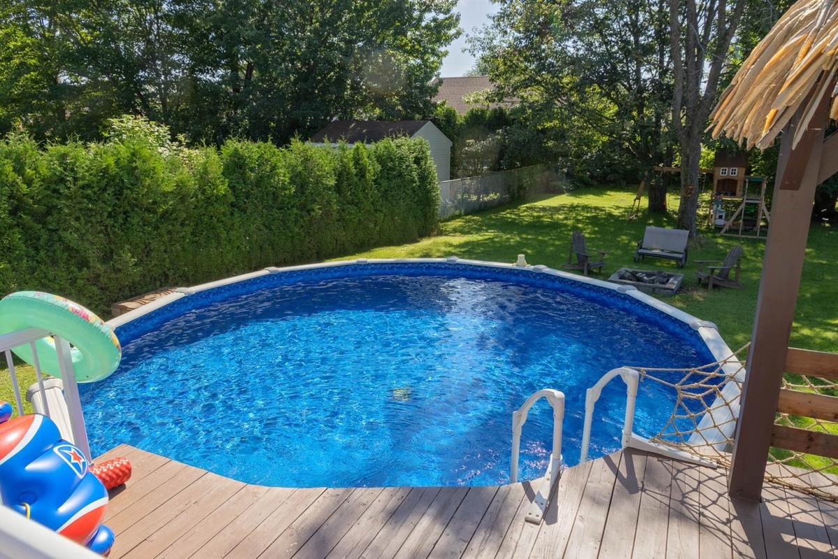 La piscine dans la cour