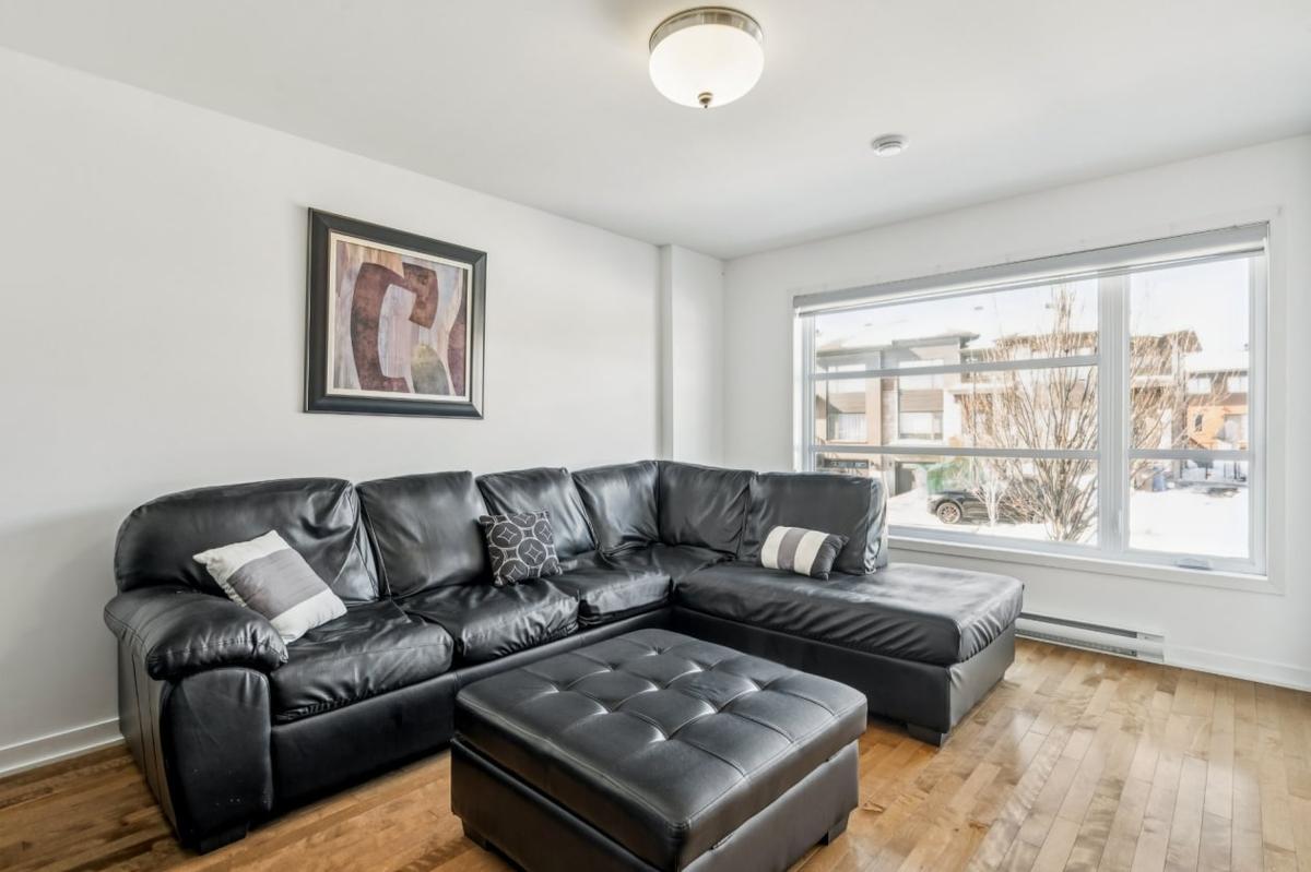 Lumineuse et moderne : une maison en rangée de coin à Longueuil, quatre chambres au cœur d'un quartier vert