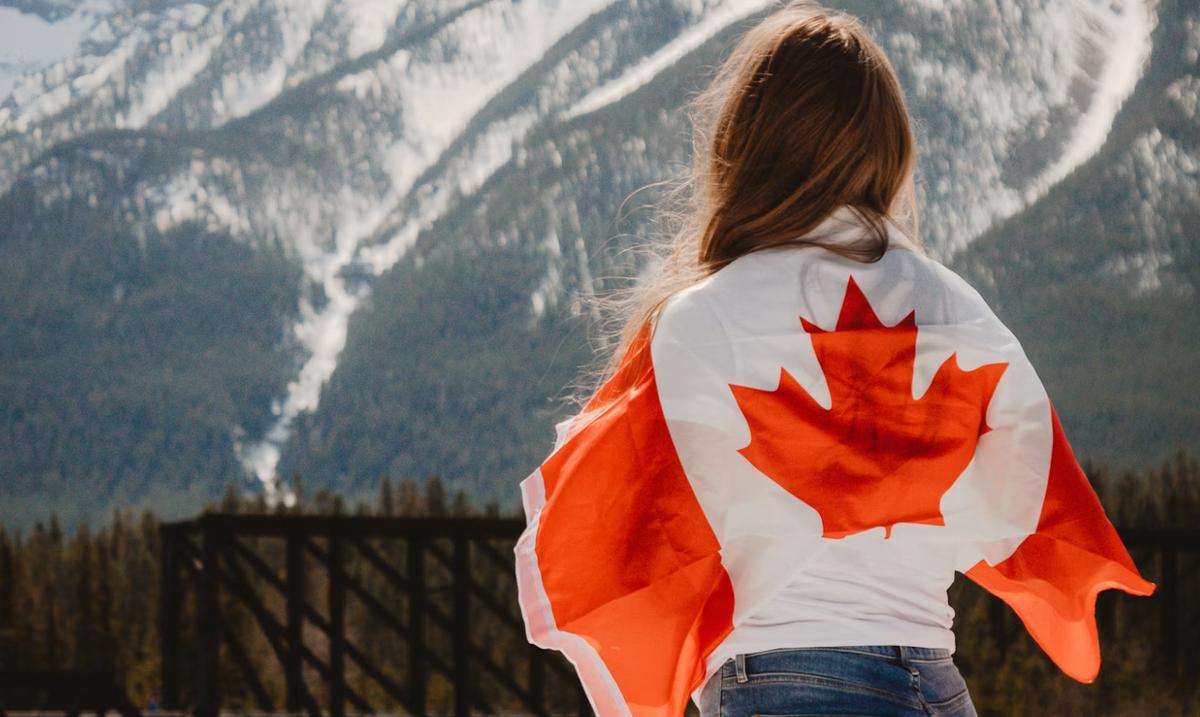 Femme avec un drapeau du Canada