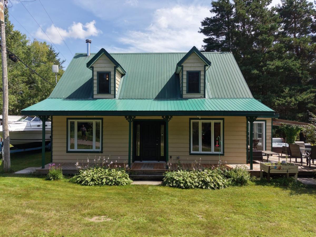 Façade de la propriété au bord du lac