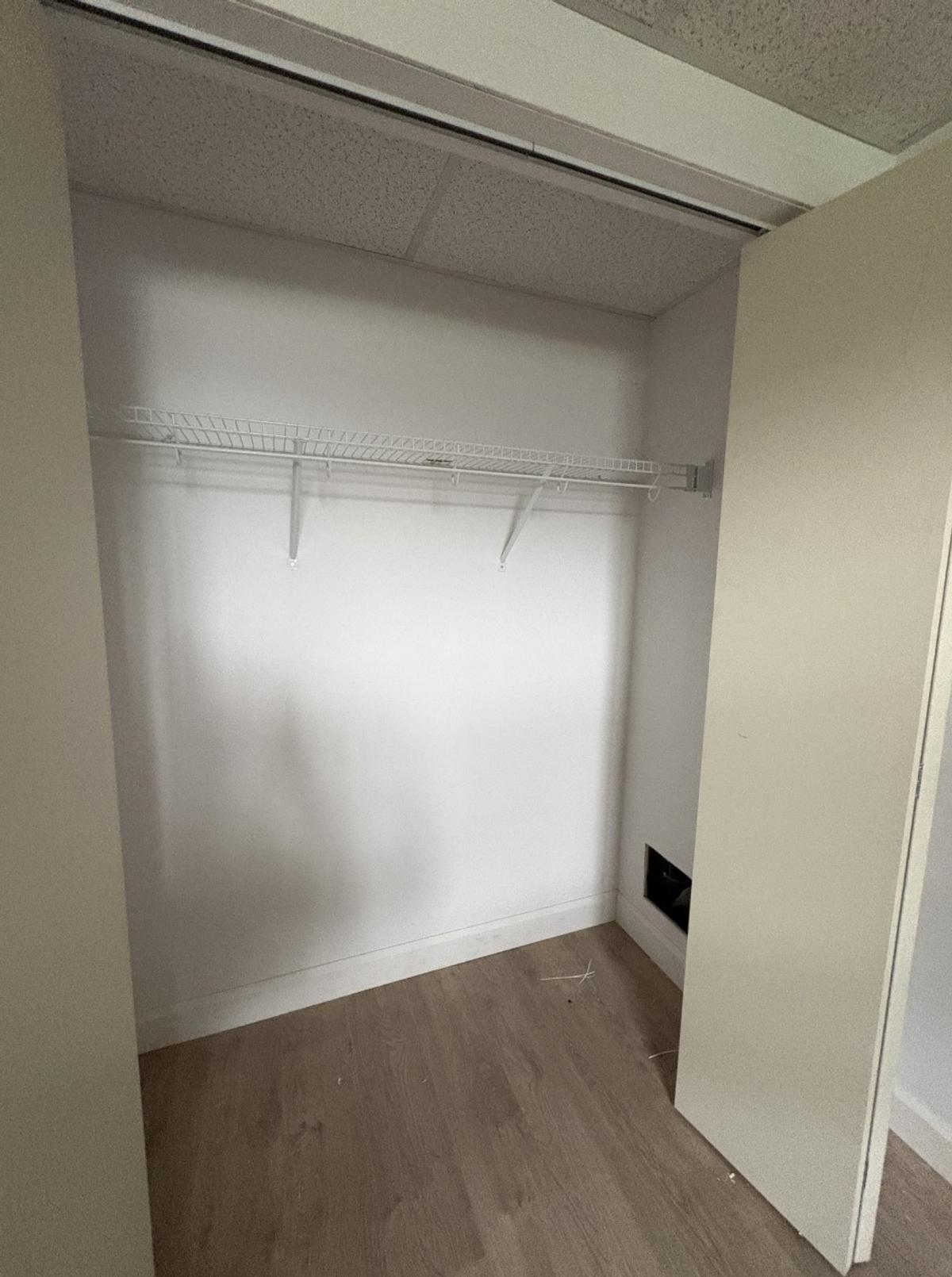 Penderie de la chambre au sous-sol