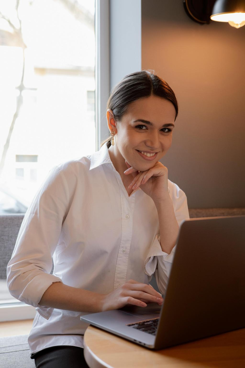 Femme qui pense à un bureau