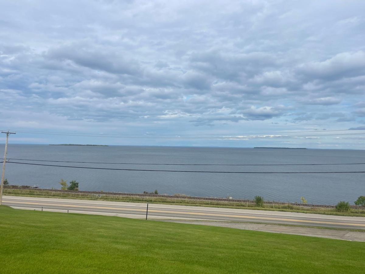 Lumineuse, vaste, tournée vers le lac : une propriété de prestige les pieds dans la nature à Roberval