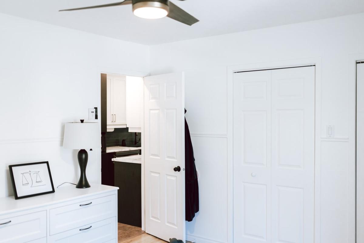 Espace de rangement dans la chambre principale