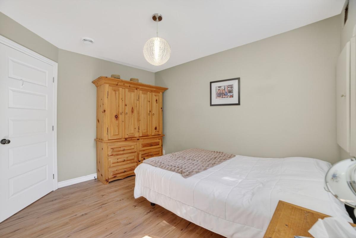 Autre angle de la chambre au sous-sol