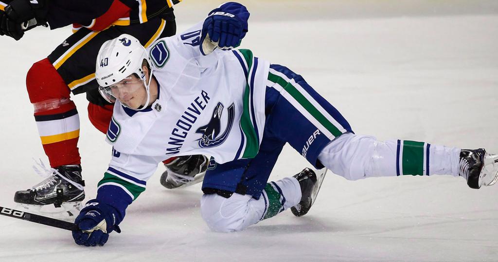 Elias Pettersson chute sur la glace