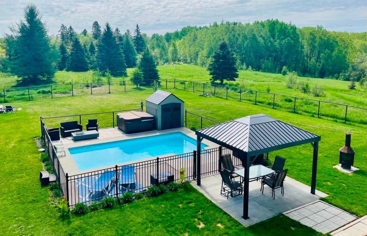 Piscine chauffée et aménagement estival