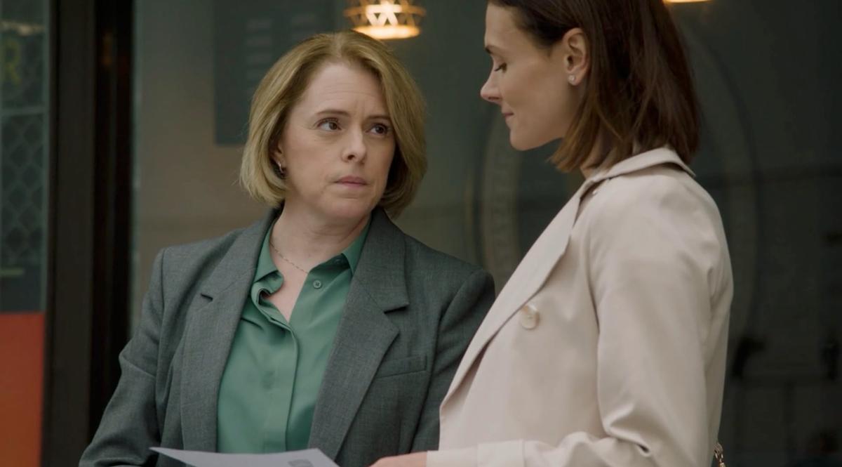Catherine Trudeau et Anne-Julie Proulx dans Antigang