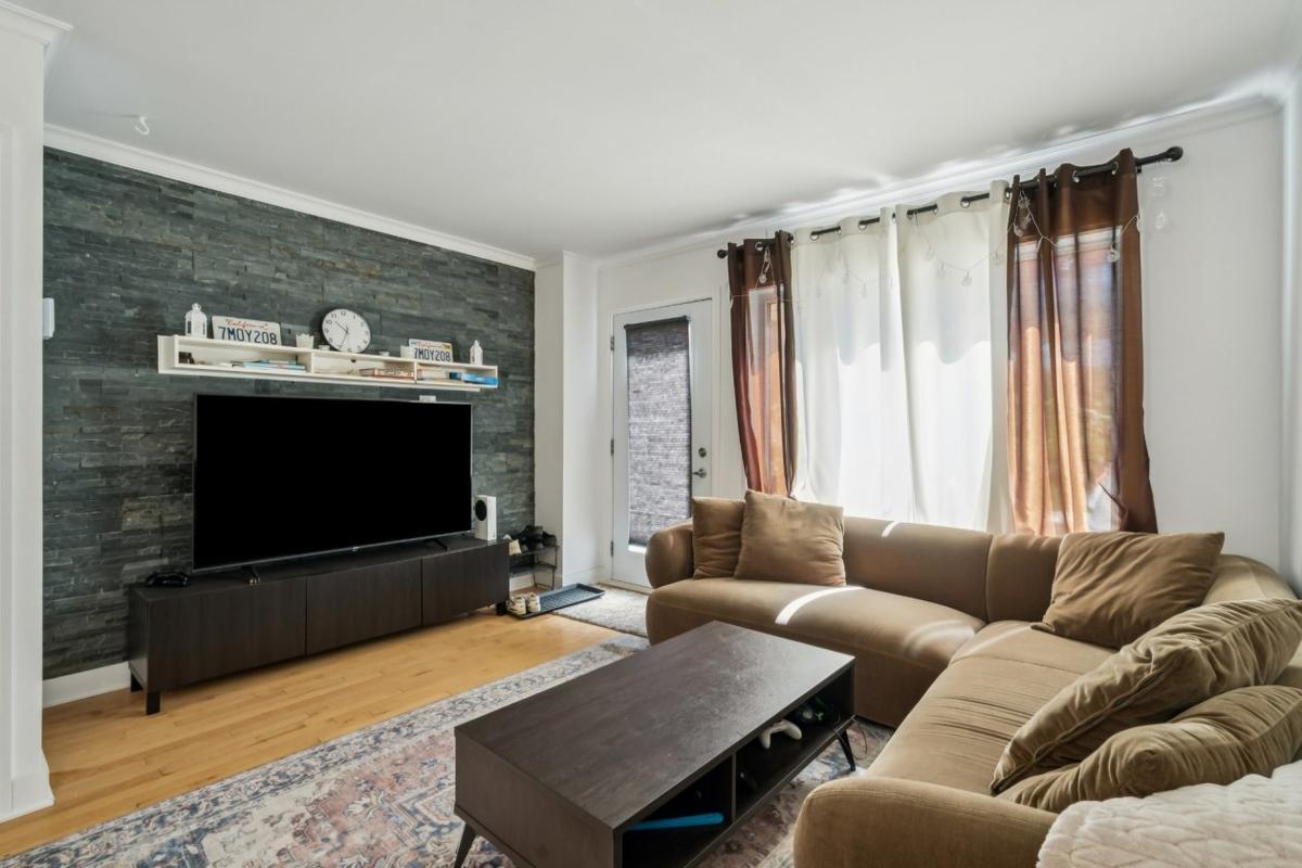 Salon lumineux et contemporain