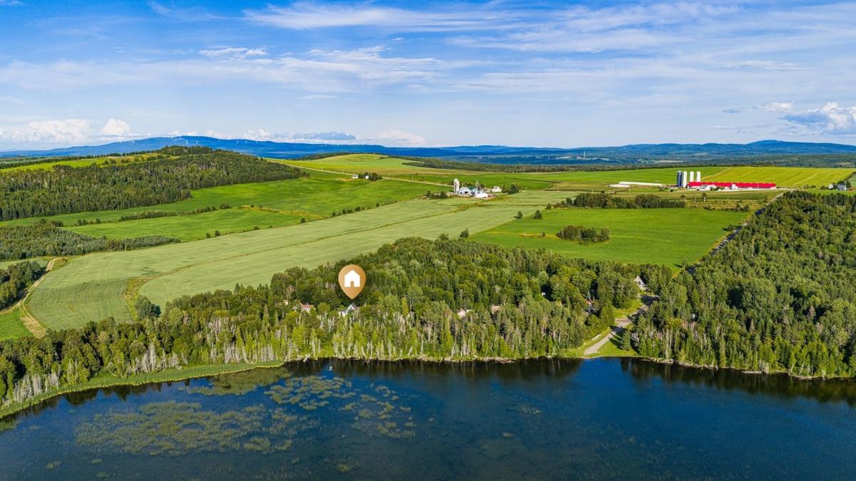 Panorama aérien du lac et des terres agricoles