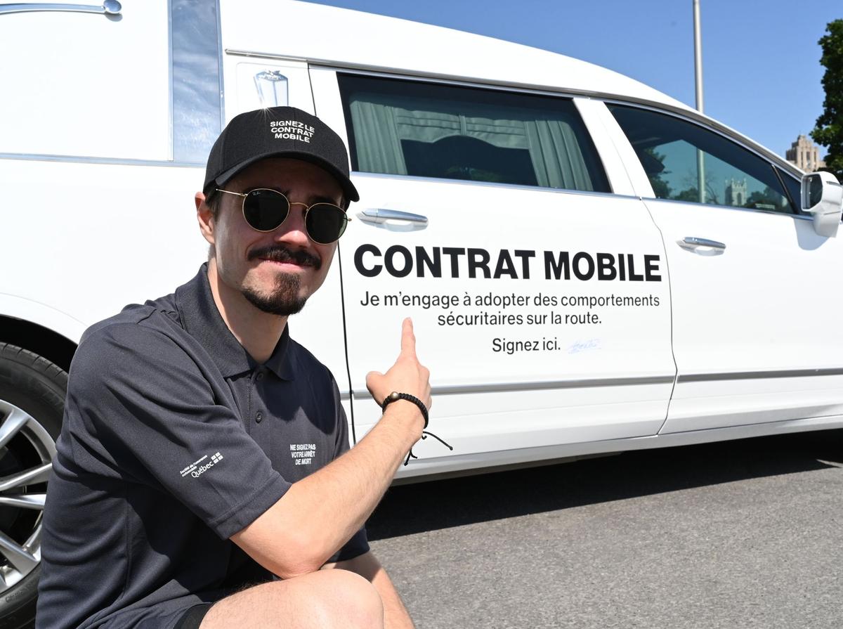 Simon-Pierre Poulin, porte-parole de la SAAQ, accompagne le corbillard blanc