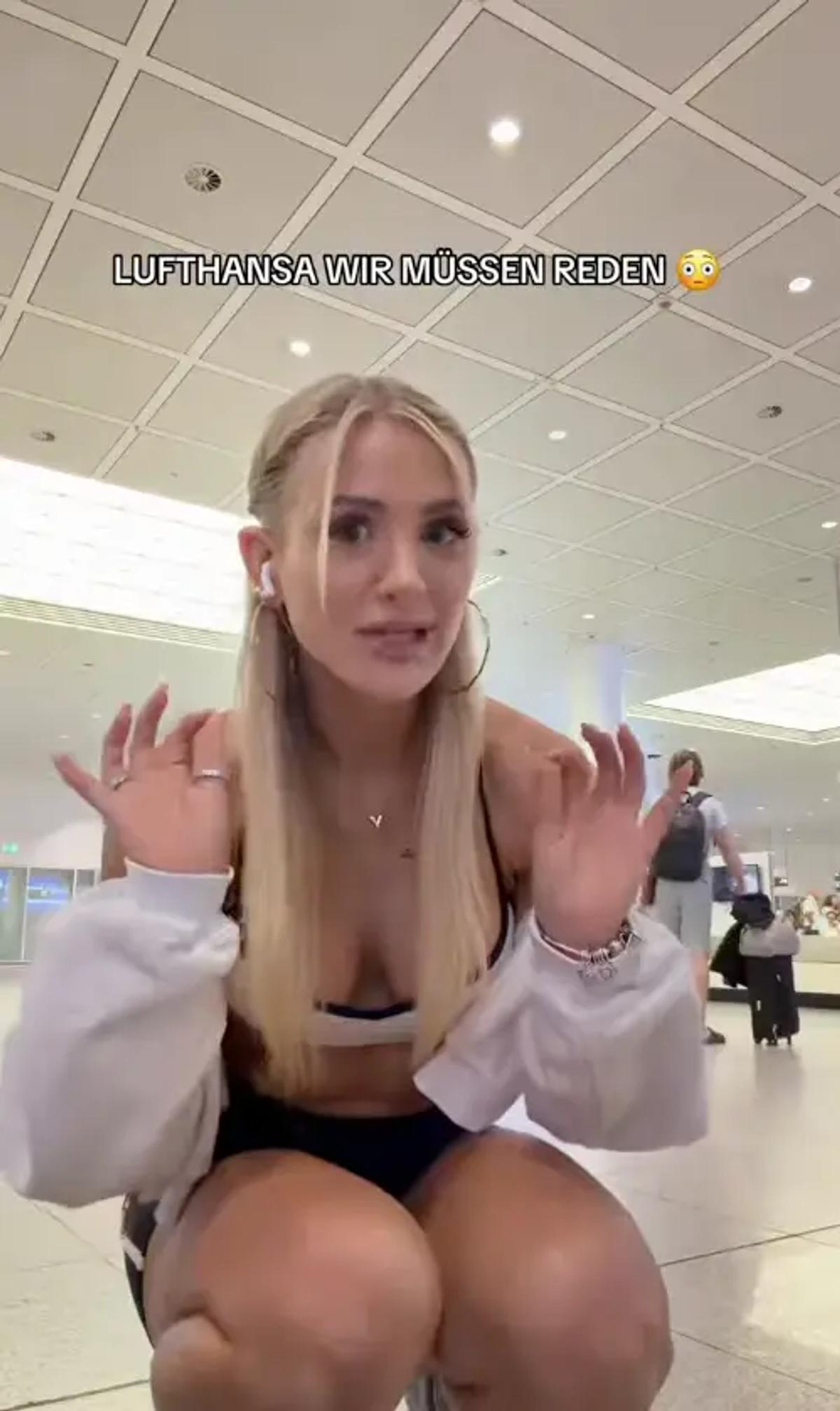 Edda Pilz montre la tenue qu'elle portait au moment de l'incident