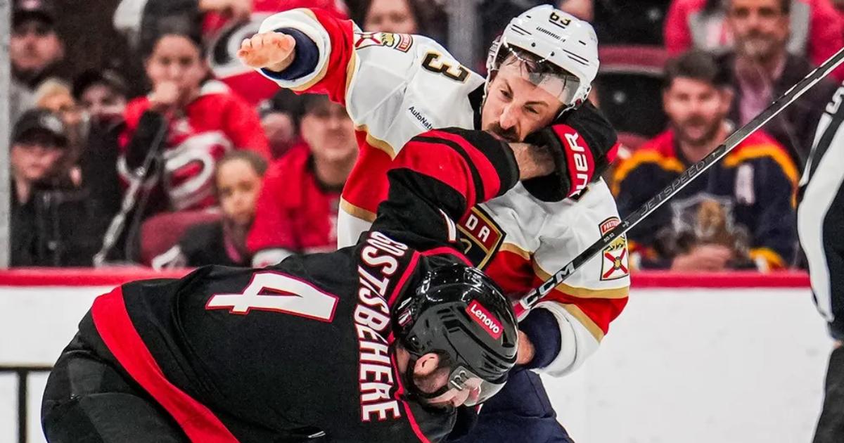 Brad Marchand et Shayne Gostibehere bagarre