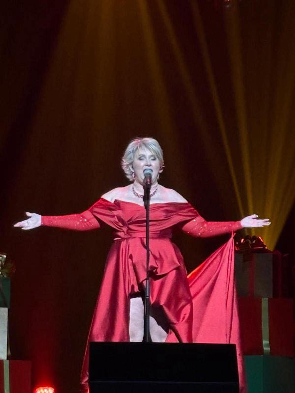 Nathalie Simard dans une robe rouge