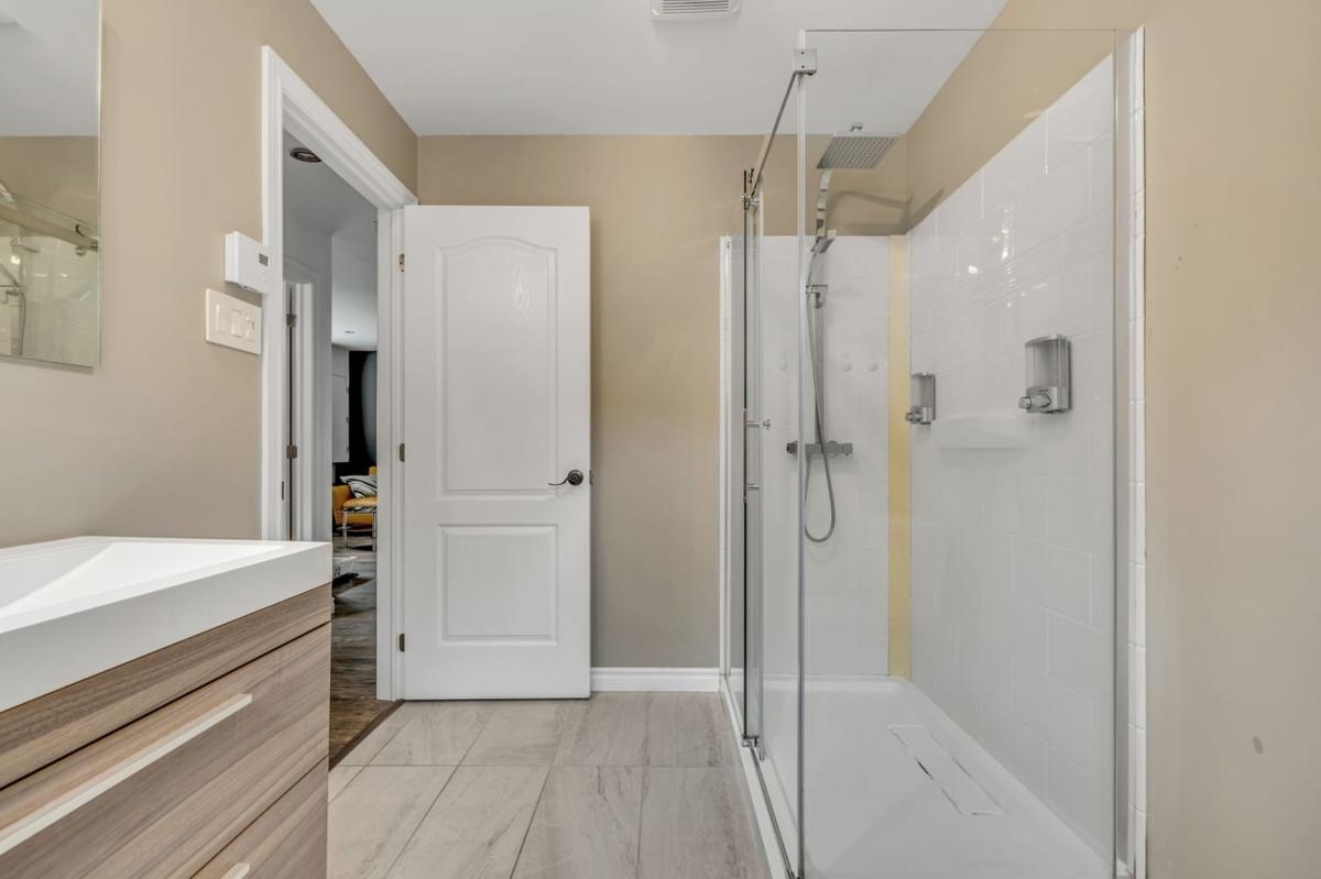 Finitions de la salle de bain du sous-sol