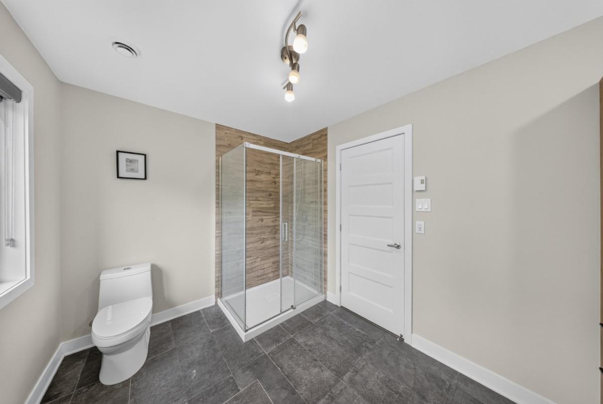 Autre angle de la salle de bain