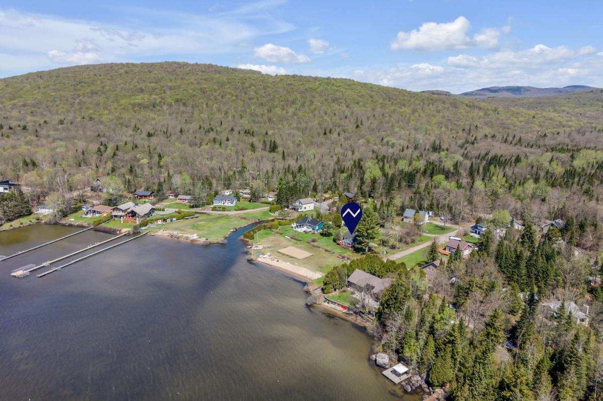 Vue aérienne du terrain et de la rive