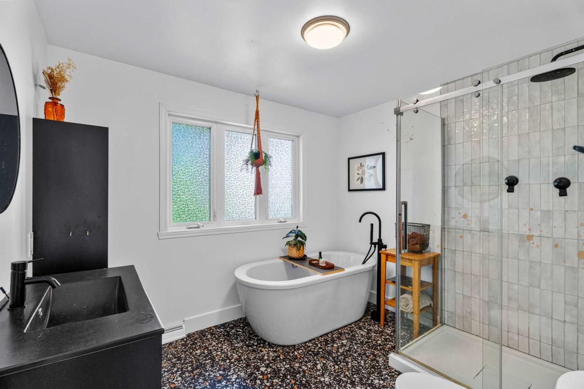 Salle de bain avec bain autoportant