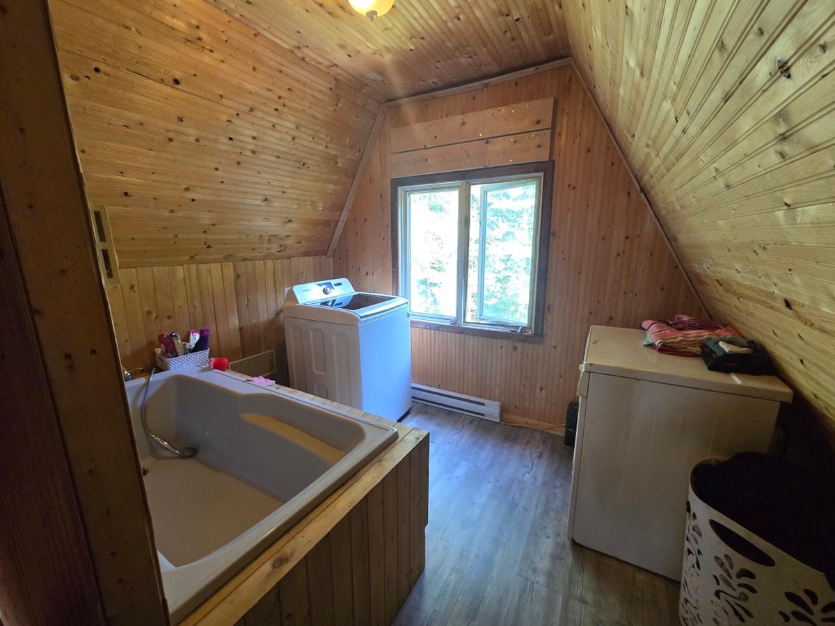 Le vaste terrain naturel entourant le chalet