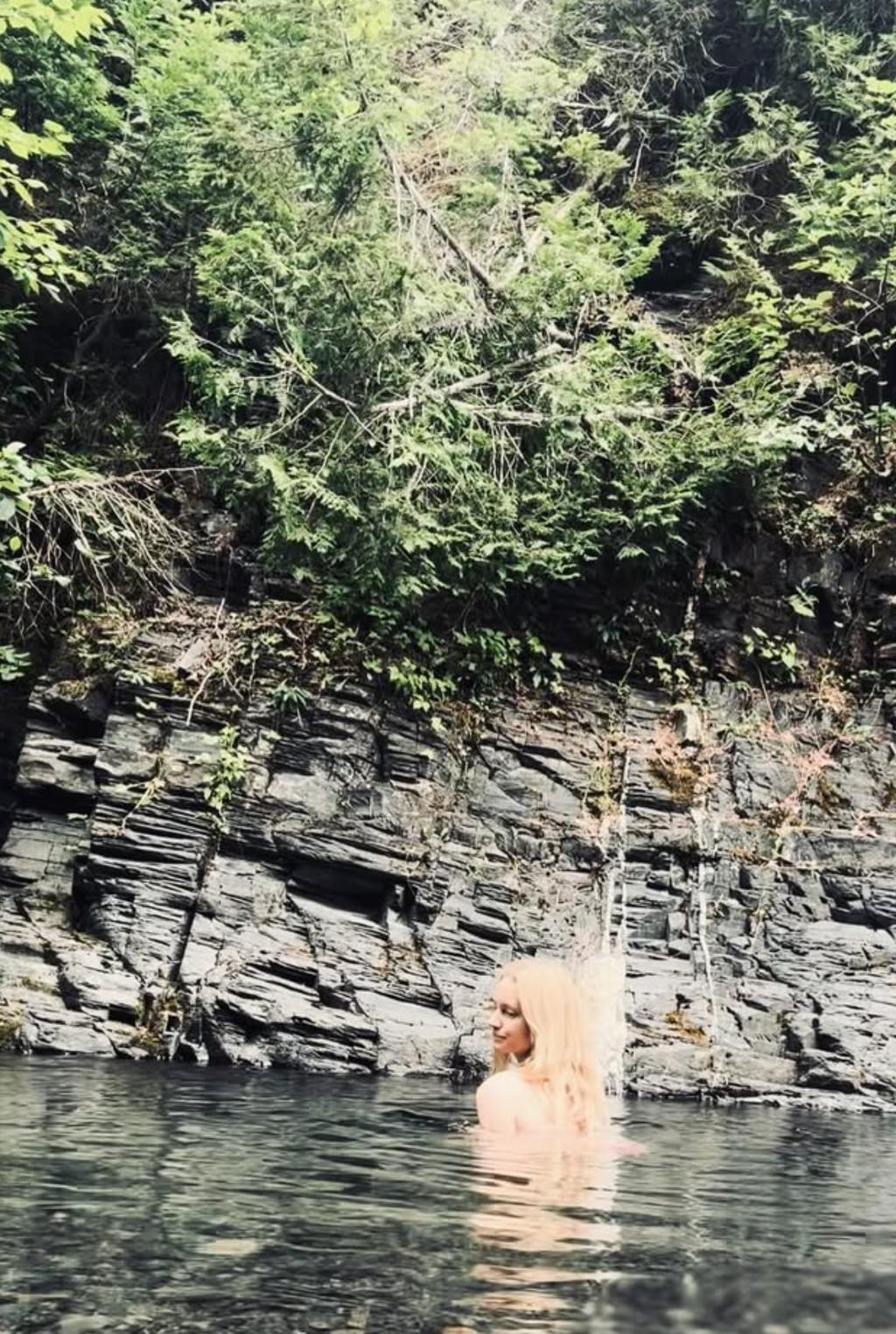 Laurence Leboeuf dans une rivière