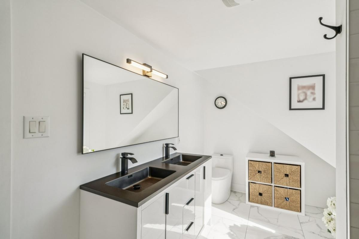 Salle de bain aux finitions soignées
