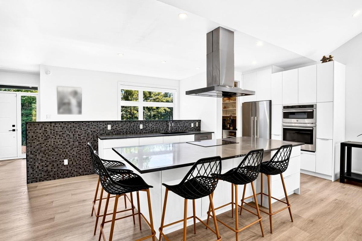 Cuisine contemporaine avec îlot central en quartz