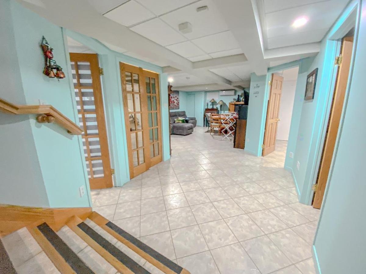 Salle familiale au sous-sol avec foyer