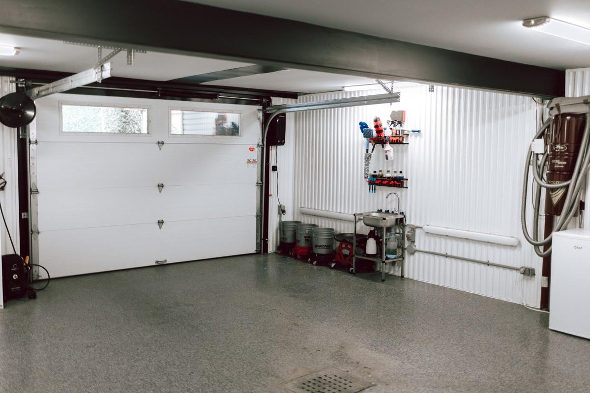 Intérieur du garage double avec plancher époxy