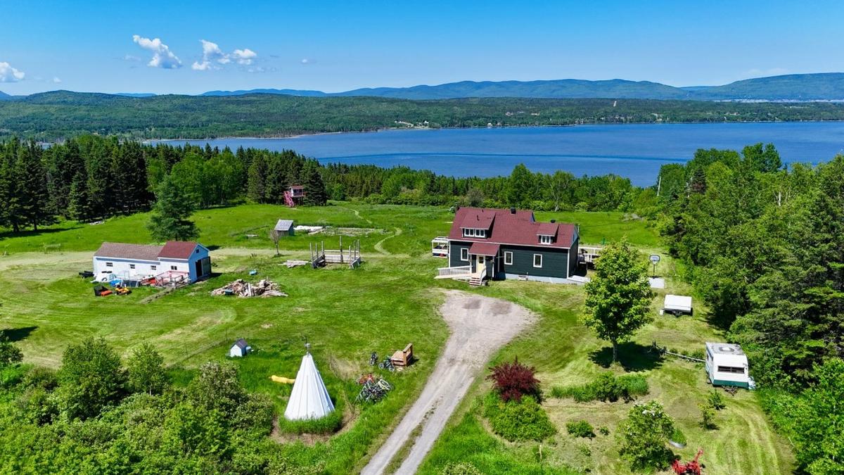 Vue aérienne de la propriété et de son vaste terrain boisé