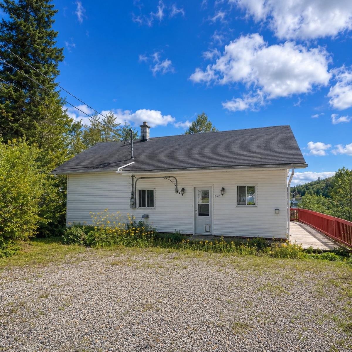 Vue arrière du chalet donnant sur le lac