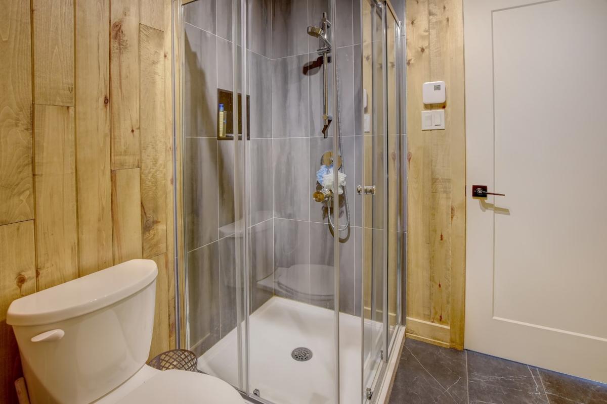 Autre angle de la salle de bain