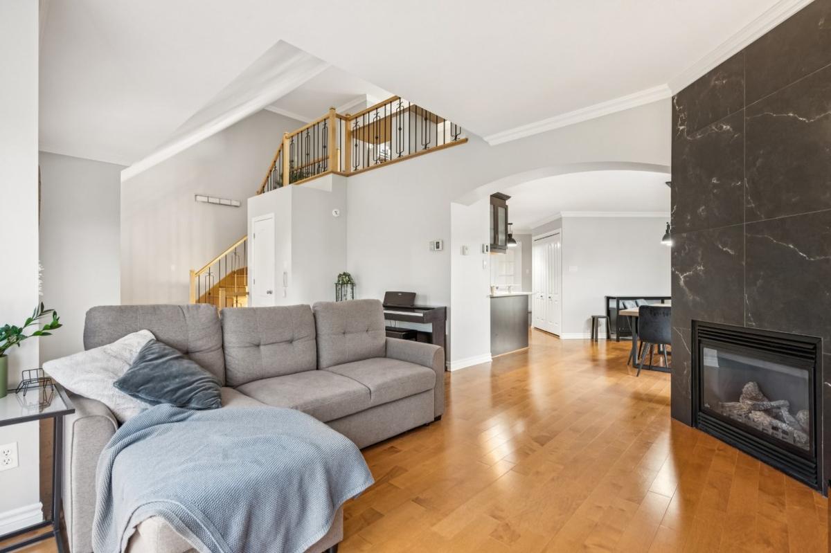 Le salon avec foyer au gaz naturel